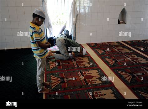 Praying Muslim men Stock Photo - Alamy