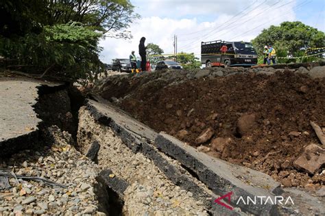 Foto Jalan Nasional Banda Aceh Medan Amblas Antara News Aceh