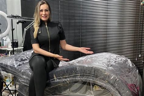 Andressa Urach dá entrevista após cirurgia Bastante dores