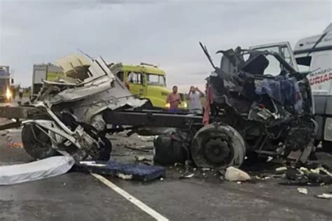 Fuerte Choque Entre Dos Camiones En La Ruta 51