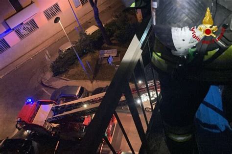 Incendio Ancona Evacuato Un Appartamento Quattro Persone Sano Ma In Paura