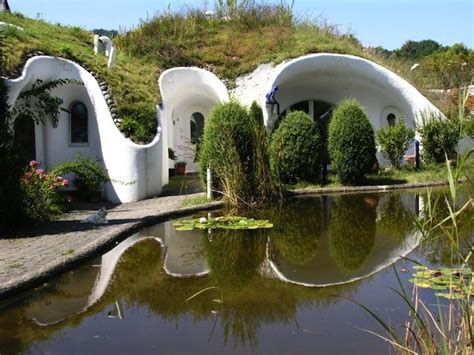 Recuerdan a una casa hobbit pero son viviendas subterráneas eficientes