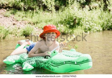 Child playing in river of lie Mais de 531 fotos stock licenciáveis e