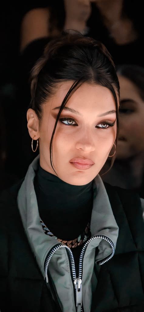 Lockscreens — Bella Hadid Wallpaper