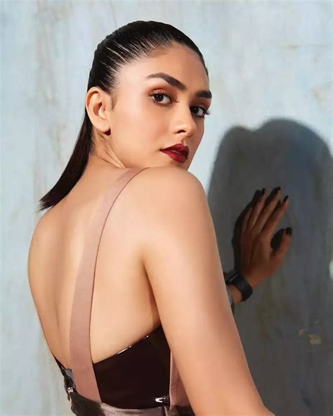 Hot Pics Of Mrunal Thakur Sexy Back Show Which Set Internet On Fire