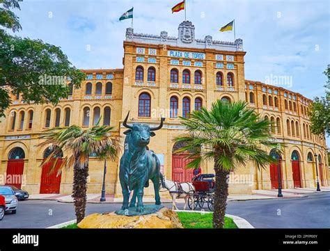 La estatua del toro frente al portal de la histórica plaza de toros