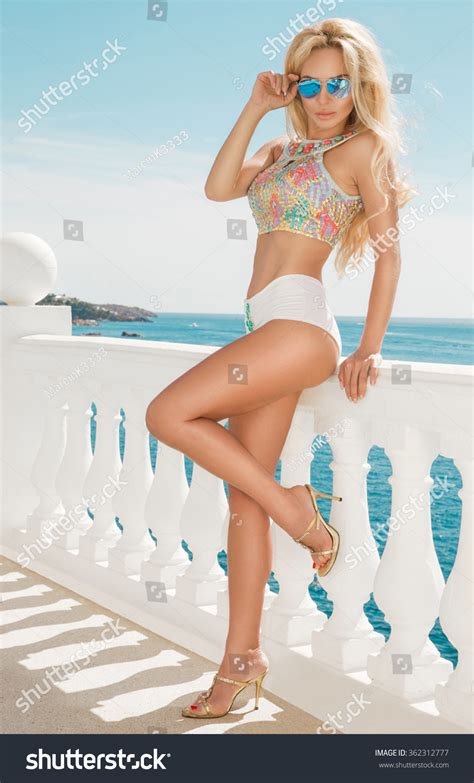 Sexy Model Bikini On Suntanned Slim Foto Stok 362312777 Shutterstock