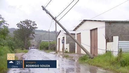 Carro bate em poste e deixa trânsito interditado no Bairro Filgueiras