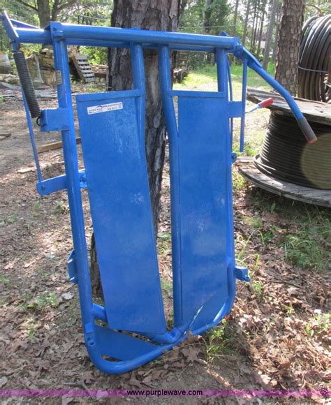 Preifert 85 Cattle Squeeze Chute Head Gate In De Soto Mo Item