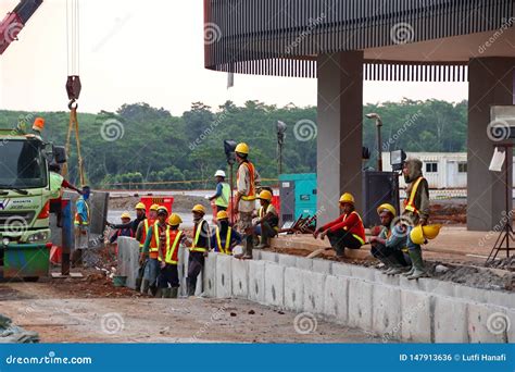 Trabajadores Del Proyecto Al Manejar Los Canales En La Construcci N