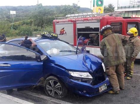 Conductor Se Estrella Contra Poste Queda Grave