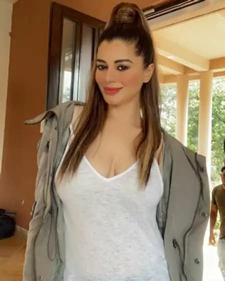 Kainaat Arora Top Hot Pics And Photo