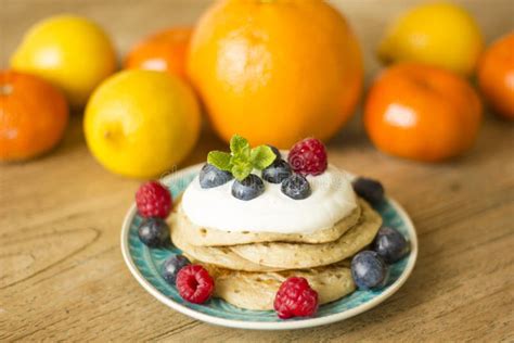 Crepes Hechas En Casa Con La Fruta Colorida Alrededor En La Tabla De