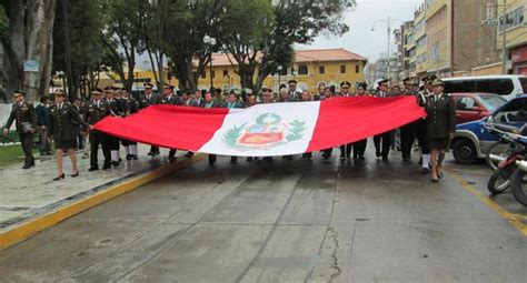 Autoridades Rinden Homenaje A La Bandera Nacional Peru Correo