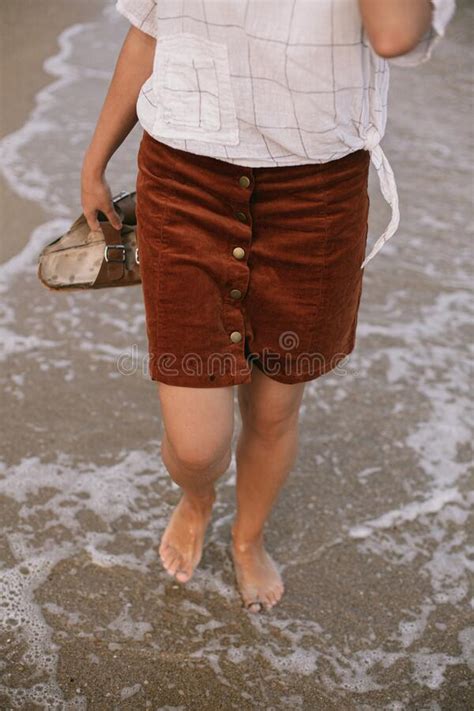 Hipster Femme Insouciante Marchant Pieds Nus Dans Les Vagues De La Mer