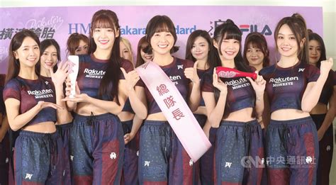 楽天ガールズ総勢34人 総監督「台湾最強のチアリーダーつくる」 フォーカス台湾