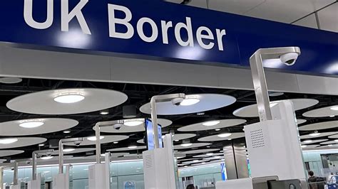 El Control Electrónico De Pasaportes Vuelve A Funcionar En Los Aeropuertos Británicos