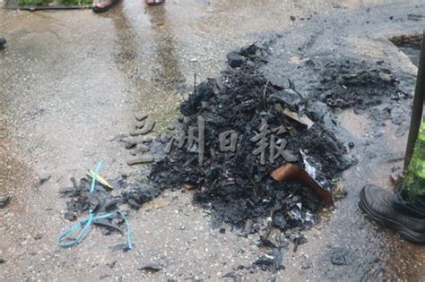 士满慕工业区沟渠堵塞 Roadcare职员雨中“潜入”沟渠清垃圾 地方 关注东海岸