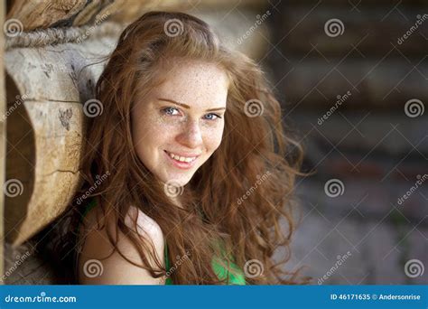 Retrato Da Menina De Cabelo Vermelha Bonita Imagem De Stock Imagem De