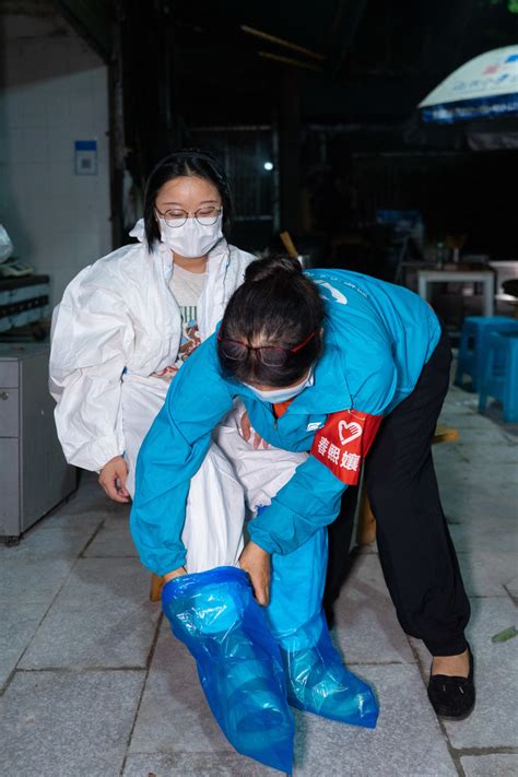 齐心筑牢坚强防线 直击春熙路核酸检测一线的暖心瞬间 坚决打赢抗击新冠肺炎疫情人民战争