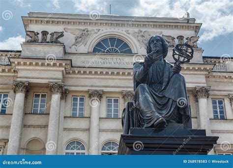 Skulptur Des Nikolaus Kopernikus Denkmals In Warschauer Polen