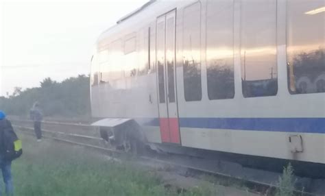 Foto Un tren CFR care circula spre Făgăraș a luat foc 150 de