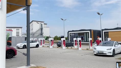 In Deutschland Tesla Eröffnet Cube Lounges An Supercharger