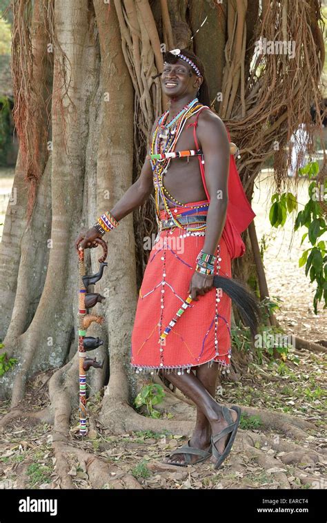 Massai Krieger Tragen Traditionelle Kleidung Und Stehen In Einer