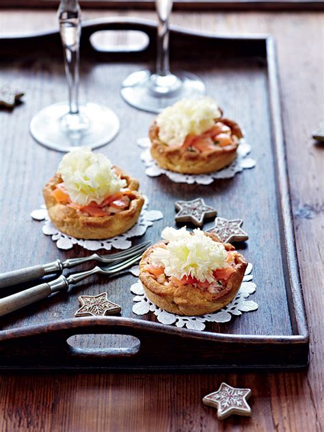 Tartelettes au saumon fumé et à la Tête de Moine AOP Fromage suisse