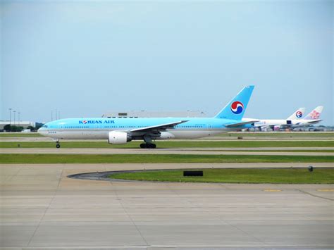 Korean Air flight KE32 rolling for takeoff to Seoul-Incheon, South