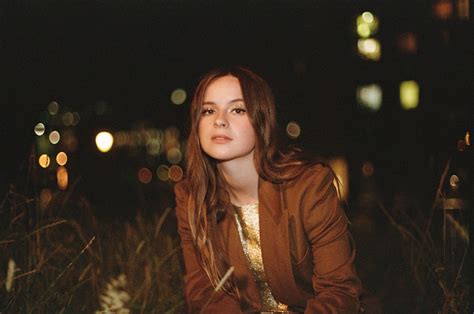 Gabrielle Aplin lança nova faixa Dont Know What I Want