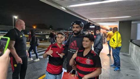 Jogadores Do Flamengo Atendem Torcedores Em Desembarque No Rio De La