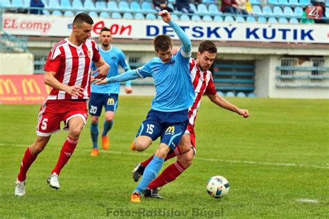 Foto Futbalisti Bojuj O Miestenku V Nadstavbe Bystrica Sk