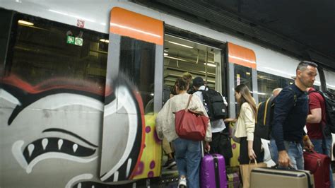 Parlon Y Los Vigilantes De Rodalies Esquivan A Desokupa Y Pactan