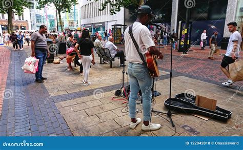 Hombre Busking En La Calle De La Ciudad Foto De Archivo Editorial