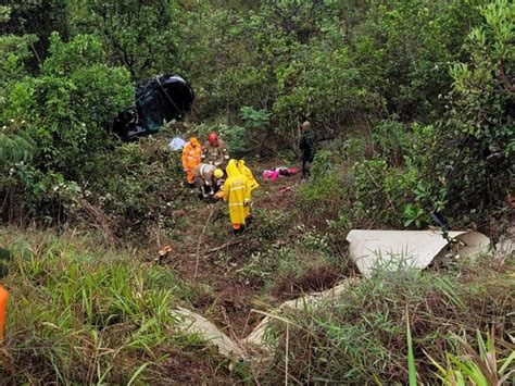 Carro Capota Cai Em Ribanceira E Tr S Pessoas Ficam Feridas Na Br