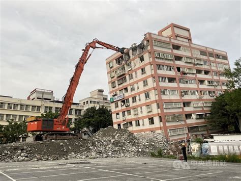 花蓮地震統帥大樓傾倒 重機械抵達提前開拆工期估2週 生活 中央社 Cna