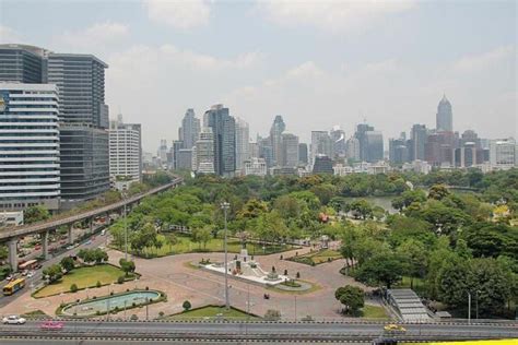 Vom Flughafen Bangkok Suvarnabhumi In Die Stadt