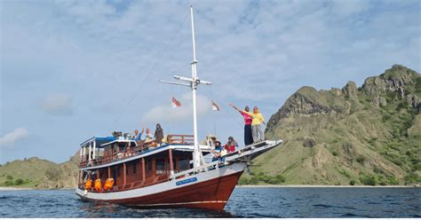 Paket Wisata Pulau Komodo One Day Trip Menggunakan Kapal Phinisi Dengan