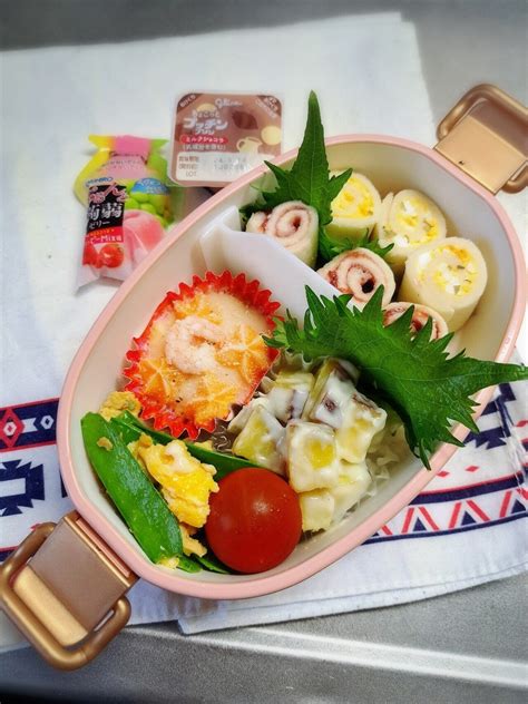 「お弁当記録」 今日のお弁当😋🍴🍱🎶 たまごロールサンド イチゴジャムロールサンド グラタン市販 さつまいものクリームチーズ和え 絹さやの