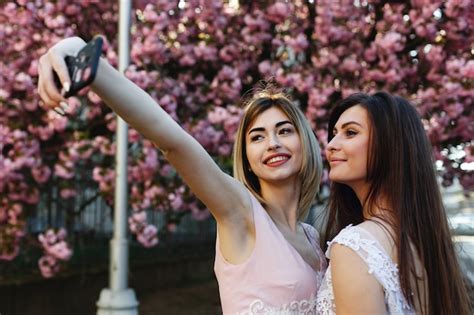 Deux Filles Prennent Selfie Devant Un Bel Arbre De Sakura Dans Le Parc