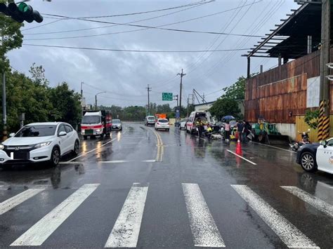 下雨天闖紅燈！外送員遭貨車衝撞噴飛 送醫不治｜東森新聞：新聞在哪 東森就在哪裡