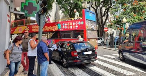 Acidente entre autocarro e ligeiro no Funchal congestiona trânsito