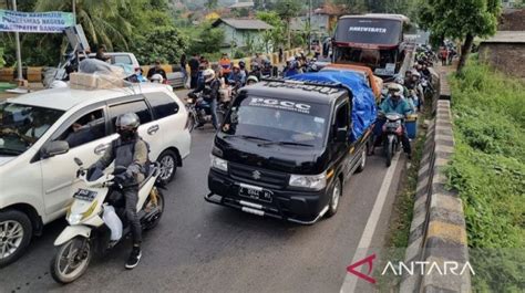 Jalur Selatan Nagreg Padat Kendaraan Kembali Ke Bandung Di