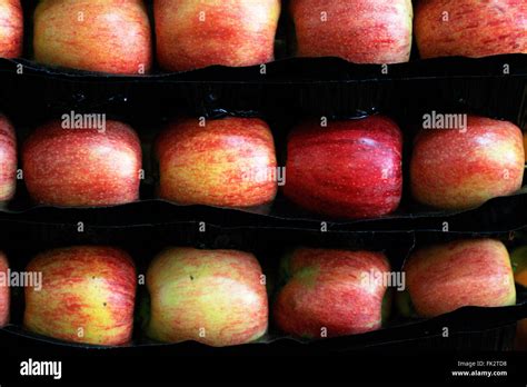 Apples In A Supermarket Stock Photo Alamy