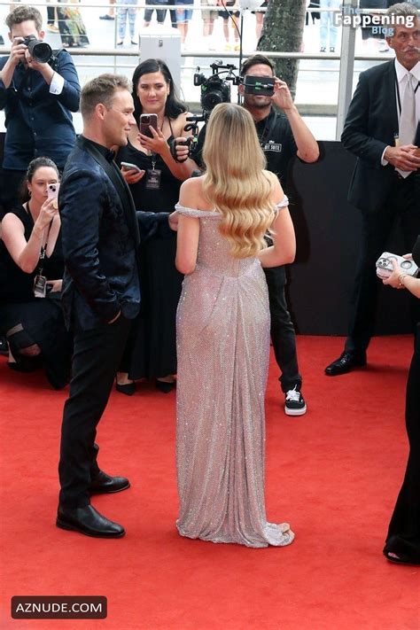 Margot Robbie Sexy Flaunts Her Hot Cleavage At AACTA Awards In Gold Coast AZNude