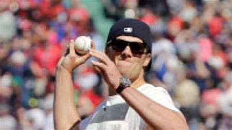 Tom Brady throws out ceremonial first pitch at Fenway