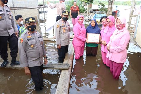 Sinar Pagi Baru Polres Sekadau Salurkan Bansos Untuk Korban Banjir Di