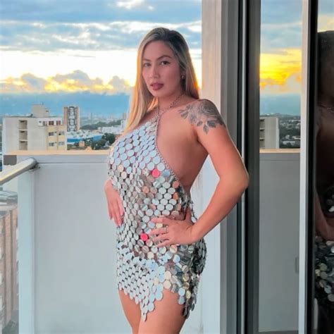 Madrastra Anai Love Consuela A Su Hijastra Pero Le Da El Primer Anal De Su Vida A Su Hijastro