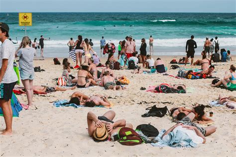 Gambar People On Beach Pantai Sun Tanning Liburan Pasir